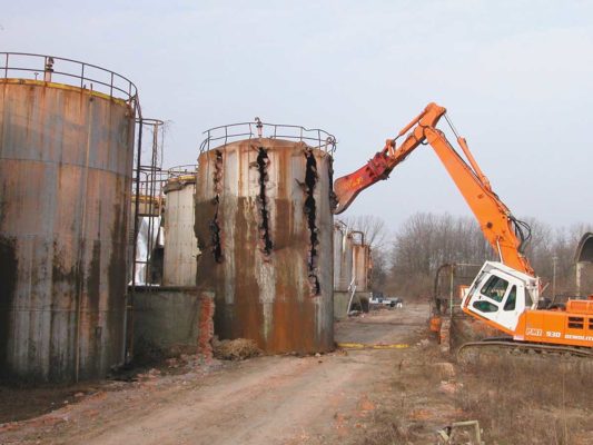 Demolizione serbatoi area ex stabilimento industriale Irca - Cesano Maderno - Monza Brianza