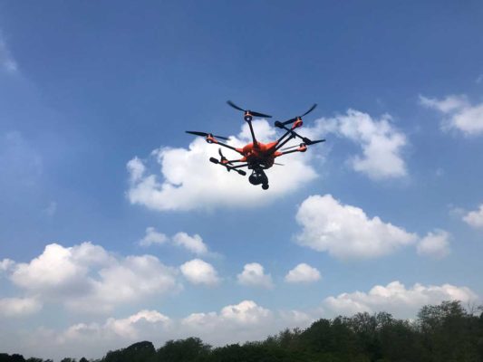 Drone in fase di volo - raccolta foto aeree per interventi di demolizione fabbricati industriali